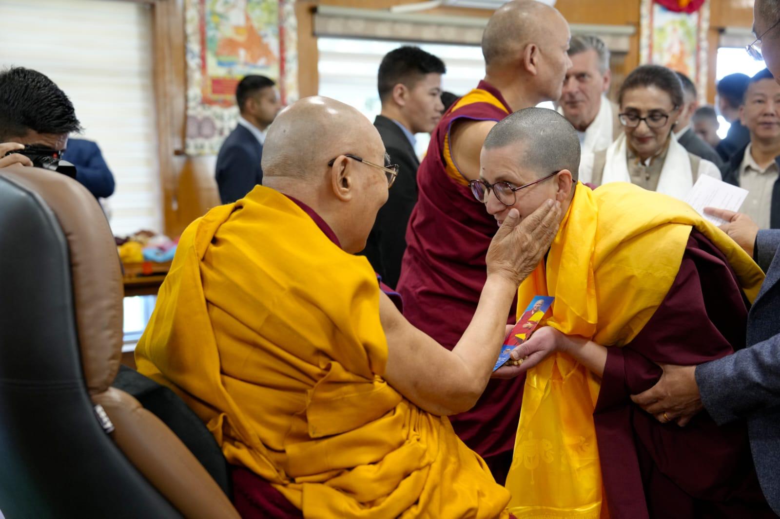 Las monjas bajo la guía espiritual del Ven. Lama Gueshe Tenzing Tamding reciben bendiciones de  S.S. el XIV Dalai Lama