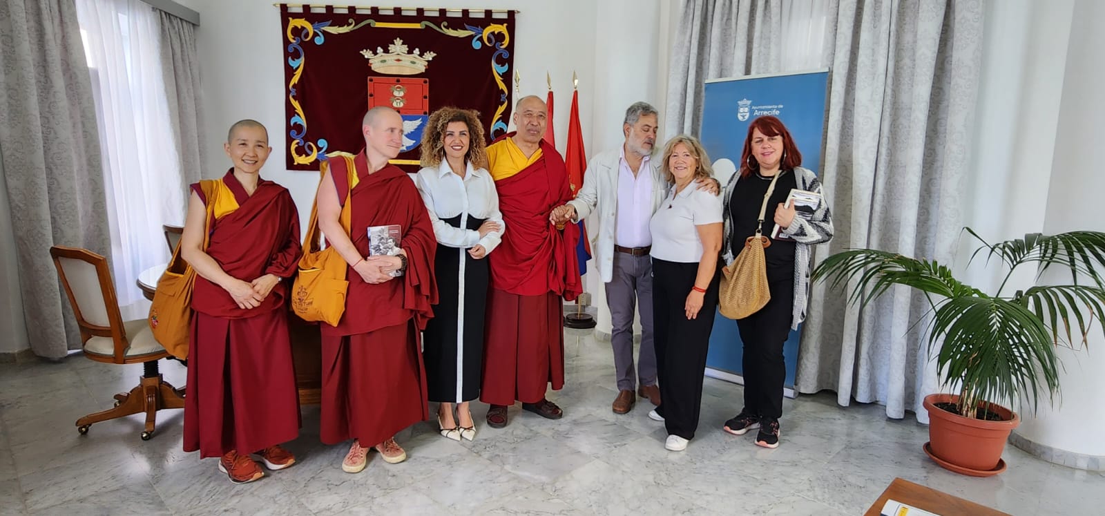 Recepción oficial a nuestro Maestro, Ven. Gueshe Tenzing Tamding, en el Ayuntamiento de Arrecife, Lanzarote.